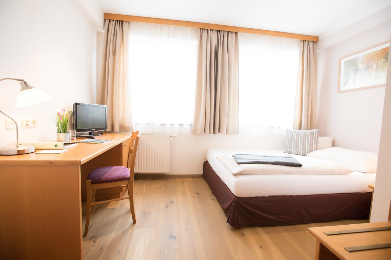 Hotel Moserwirt Бад Гойзерн Екстериор снимка